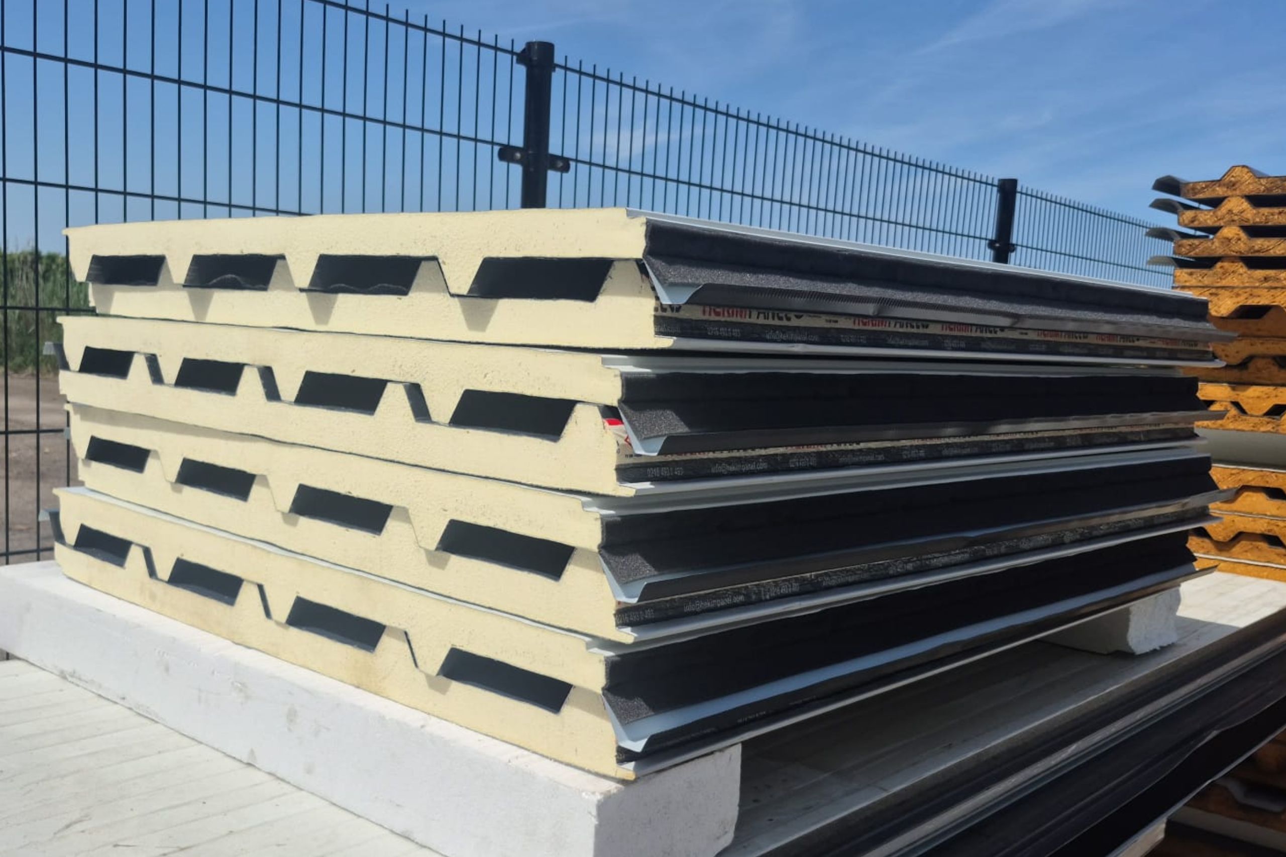Pakket 110: Sandwich dakpanelen 40mm | Antraciet | Lengte 1300mm | € 6,50 per m2